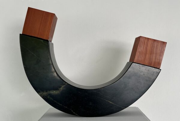Wolfgang Kropfitsch, Wenn Zwei das selbe tun…, 2015, Serpentin und Lärchenholz, ca. 50 × 63 × 13 cm