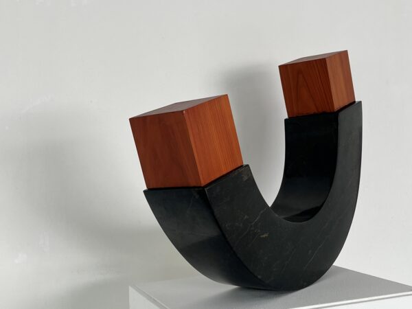 Wolfgang Kropfitsch, Wenn Zwei das selbe tun…, 2015, Serpentin und Lärchenholz, ca. 50 × 63 × 13 cm