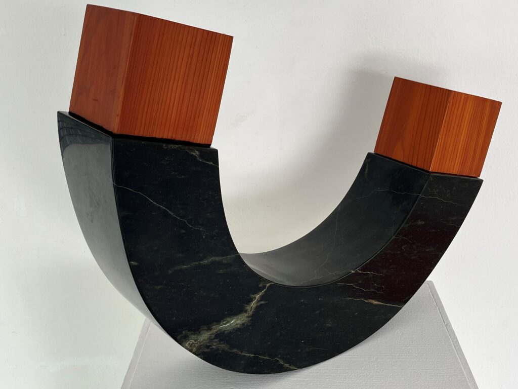 Wolfgang Kropfitsch, Wenn Zwei das selbe tun…, 2015, Serpentin und Lärchenholz, ca. 50 × 63 × 13 cm