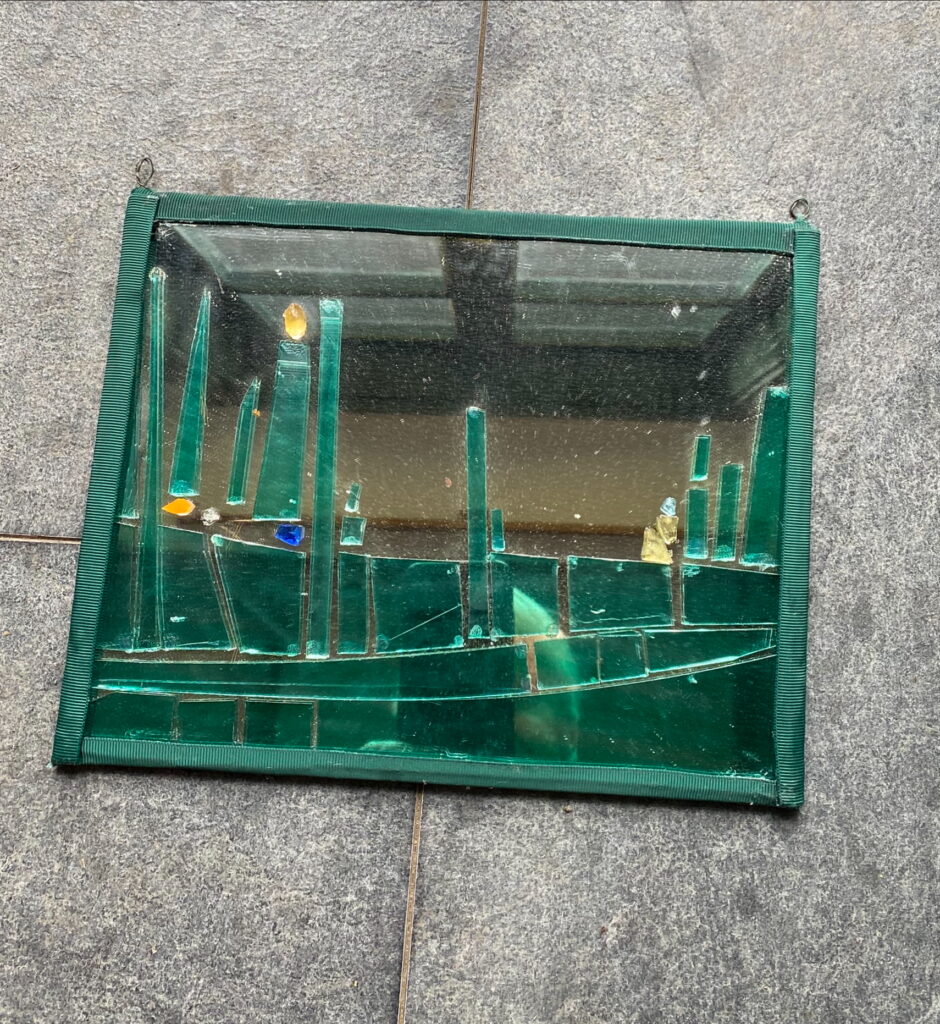 Gitti Schmid-Schmidsfelden, Ohne Titel, 2026, Spiegel, Glas, Kunststoff und Metall, 18 x 28 cm