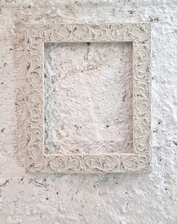 Barbara Ambrusch-Rapp, Was bleibt (Detail), 2026, ortsspezifische Installation, drei leere Holzrahmen an verschiedenen Wänden, Galerie Muh, je 32 x 27 cm, Foto: Barbara Ambrusch-Rapp