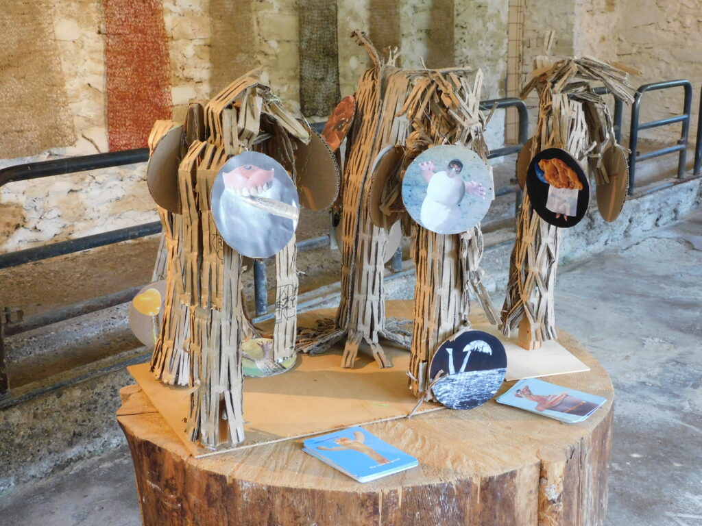 Eva Wassertheurer, Lasst uns nicht hängen, 2026, Installation, verschiedene Materialien, Maße variabel, Foto: © Galerie Muh