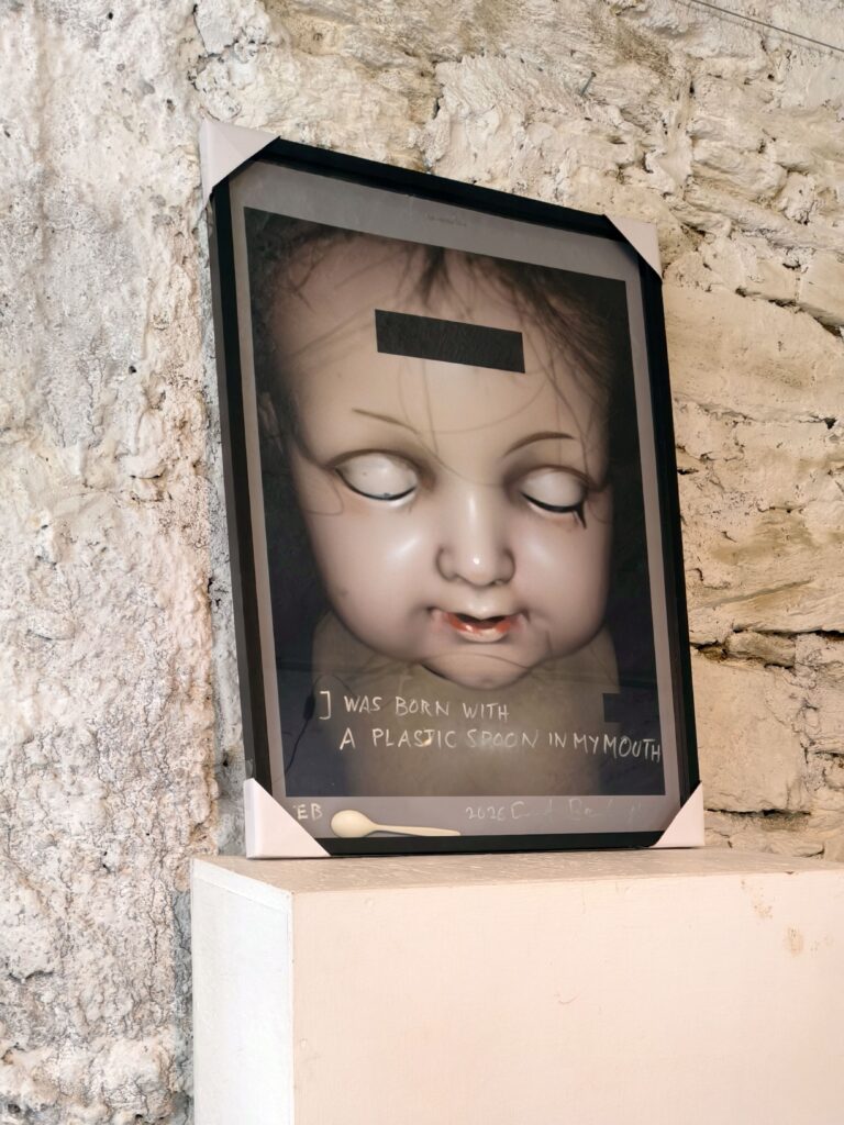 Ernst Bachinger, The Comfort of Strangers, 2026, Marker auf Fotoabzug, Plastiklöffel, 70 x 50 x 3,5 cm