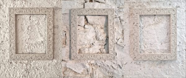 Barbara Ambrusch-Rapp, Was bleibt, 2026, ortsspezifische Installation, drei leere Holzrahmen an verschiedenen Wänden, Galerie Muh, je 32 x 27 cm, Foto: Barbara Ambrusch-Rapp