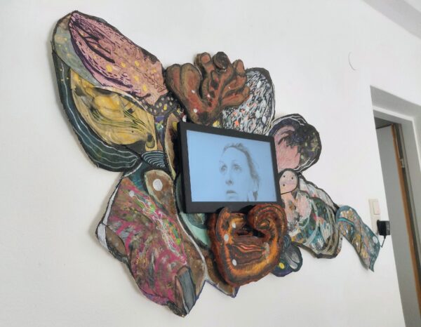 Rosa Roedelius, Drama, 2026, Installation aus Papierarbeit, Monitor und Video, 70 x 150 cm