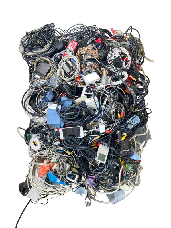 Wolfgang Grossl, vanitas | ... was bleibt ...? | readymade, 2026, temporäre Mixed-Media-Installation, 3-teilig, Maße variabel