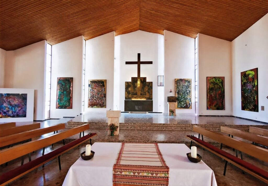 Ausstellungsansicht: „Luka Širok: OBEX VICTA“, Christkönig-Kirche Krumpendorf, 2026, Foto: Luka Širok