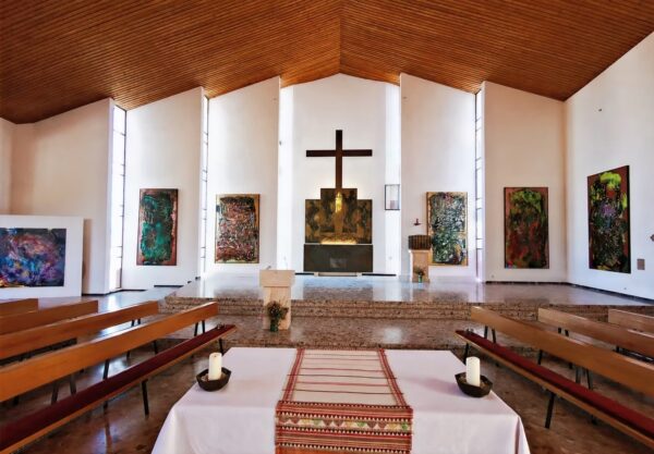 Ausstellungsansicht: „Luka Širok: OBEX VICTA“, Christkönig-Kirche Krumpendorf, 2026, Foto: Luka Širok