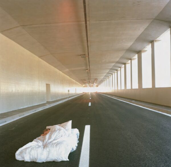 Isabel Belherdis, Fall into place II (mise en place), 2003/2017, C-Print von analog fotografiertem, digitalisiertem Negativ auf Alu-Dibond, Edition 1 + 1 AP, 120 x 120 cm, © Isabel Belherdis / Bildrecht, Wien 2026