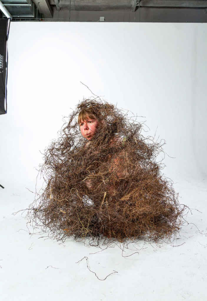 Claudia Holzinger, Tumbleweed/Steppenhexe, 2024, Druck auf Papier, aufgezogen auf Alu-Dibond, 167 x 111 cm, © Claudia Holzinger / VG Bild-Kunst, 2025
