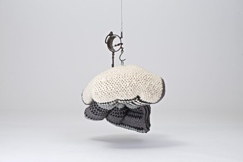 Kerstin Bennier, Geborgenheit, 2016, handgesponnene Merinowolle, handgehäkelt, alte Fleischerwaage, Ledergurt, 50 x 50 x 35 cm, Foto: Paris Tsitsos