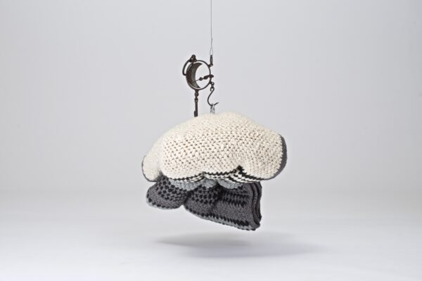Kerstin Bennier, Geborgenheit, 2016, handgesponnene Merinowolle, handgehäkelt, alte Fleischerwaage, Ledergurt, 50 x 50 x 35 cm, Foto: Paris Tsitsos