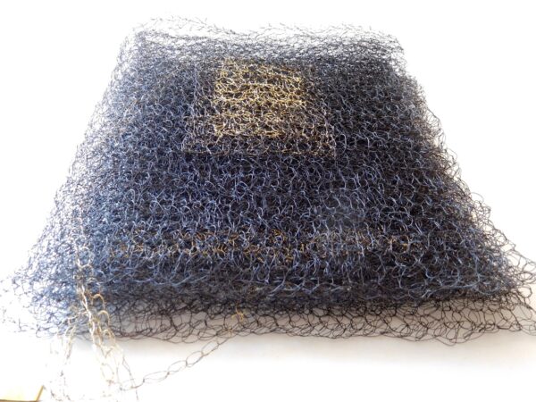 Elfriede M. Klepoch, Buchparabel, 2026, bewegliches Drahtobjekt aus geglühtem Eisendraht mit Echtvergoldung, ca. 45 x 60 x 10 cm, Foto: © E. M. Klepoch