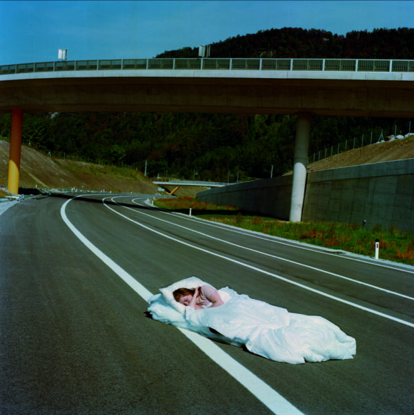 Isabel Belherdis, Fall into place I, 2003/2017, C-Print von analog fotografiertem, digitalisiertem Negativ auf Alu-Dibond, Edition 1 + 1 AP, 120 x 120 cm, © Isabel Belherdis / Bildrecht, Wien 2026