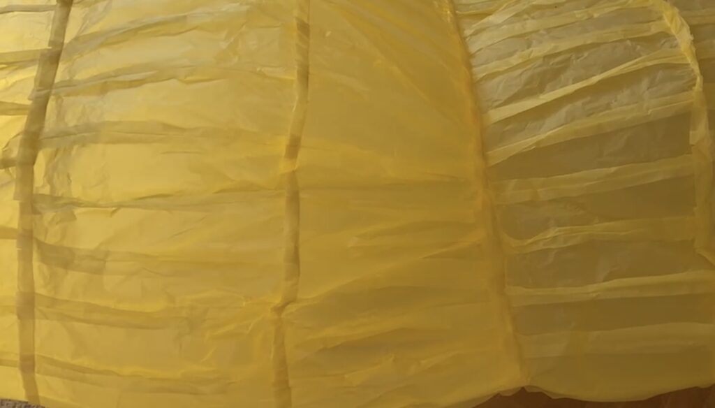 Frauke Danzer, As long as Air carries us – Solange die Luft uns trägt (Detail), 2026, Rauminstallation, Papier genäht, Ventilator, ca. 1,5 x 1,5 x 4,5 m