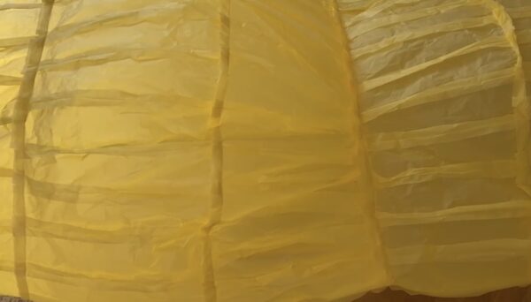Frauke Danzer, As long as Air carries us – Solange die Luft uns trägt (Detail), 2026, Rauminstallation, Papier genäht, Ventilator, ca. 1,5 x 1,5 x 4,5 m