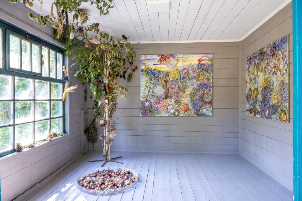 Karin Pliem, Hortus Deliciarum, 2026, Installation in der Silberfuchshütte im Garten Schloss Ebenau/Galerie Walker im Rosental, © karlheinzfessl.com