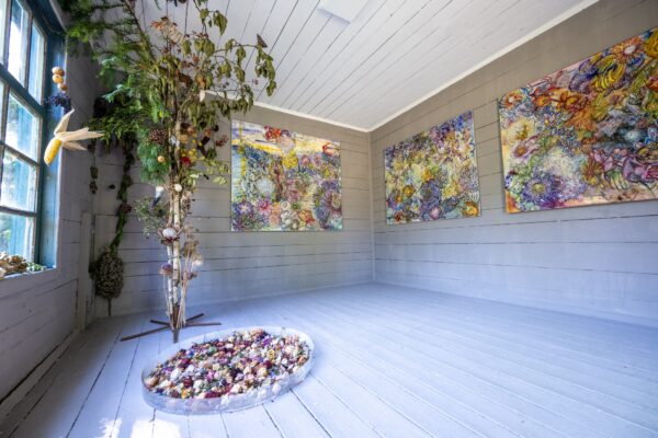 Karin Pliem, Hortus Deliciarum, 2026, Installation in der Silberfuchshütte im Garten Schloss Ebenau/Galerie Walker im Rosental, © karlheinzfessl.com