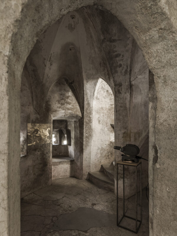 Tiberio Sorvillo, Projected Uncertainty, 2024, Ausstellungsansicht „Relationes“, Kloster Neustift / Abbazia di Novacella, Vahrn / Varna, 2026, Foto: Tiberio Sorvillo