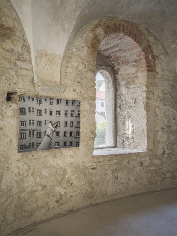 Anna Anvidalfarei, Das paranoide Ohr in Wien, 2024, Ausstellungsansicht „Relationes“, Kloster Neustift / Abbazia di Novacella, Vahrn / Varna, 2026, Foto: Tiberio Sorvillo