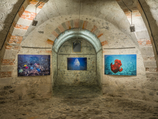 Marko Zink, aus der Serie "Schwimmer", 2012, Ausstellungsansicht „Relationes“, Kloster Neustift / Abbazia di Novacella, Vahrn / Varna, 2026, Foto: Tiberio Sorvillo