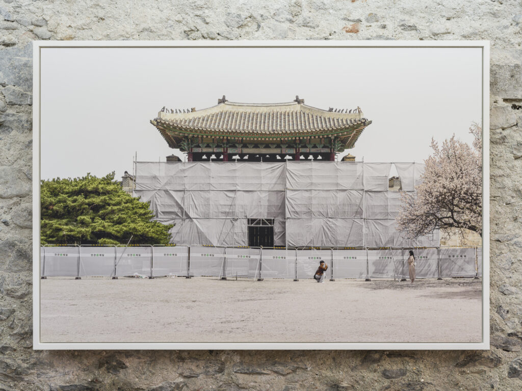 Gustav Willeit, IMPEDE, 2026 – Seoul, Ausstellungsansicht „Relationes“, Kloster Neustift / Abbazia di Novacella, Vahrn / Varna, 2026, Foto: Tiberio Sorvillo