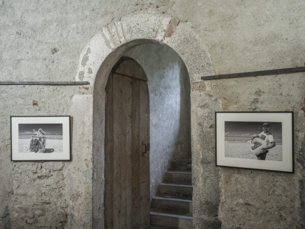 Otmar Seehauser, aus der Serie „Gestrandet“, 2023, Ausstellungsansicht „Relationes“, Kloster Neustift / Abbazia di Novacella, Vahrn / Varna, 2026, Foto: Tiberio Sorvillo