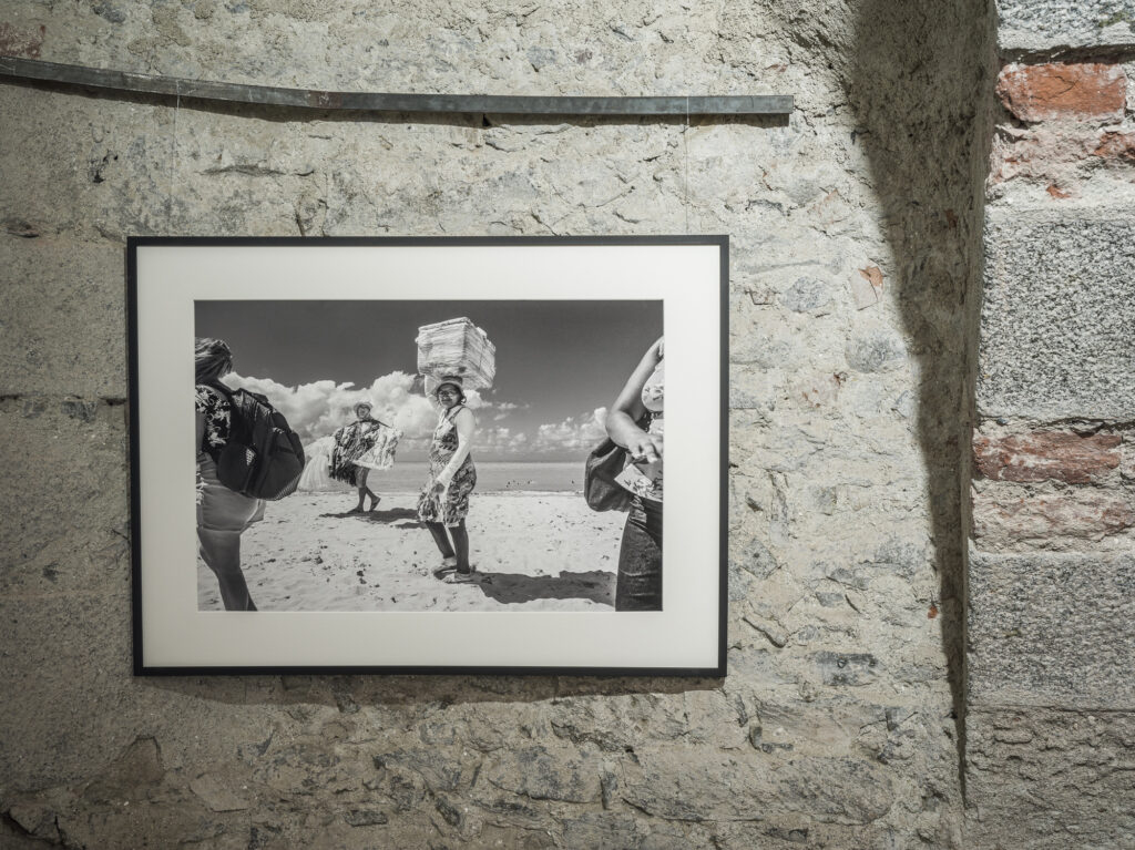 Otmar Seehauser, aus der Serie „Gestrandet“, 2023, Ausstellungsansicht „Relationes“, Kloster Neustift / Abbazia di Novacella, Vahrn / Varna, 2026, Foto: Tiberio Sorvillo