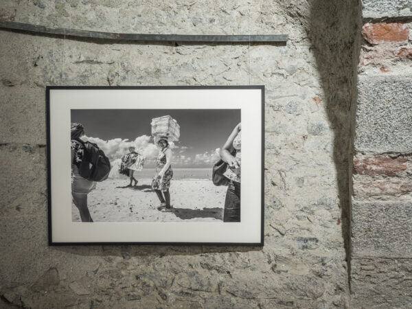 Otmar Seehauser, aus der Serie „Gestrandet“, 2023, Ausstellungsansicht „Relationes“, Kloster Neustift / Abbazia di Novacella, Vahrn / Varna, 2026, Foto: Tiberio Sorvillo