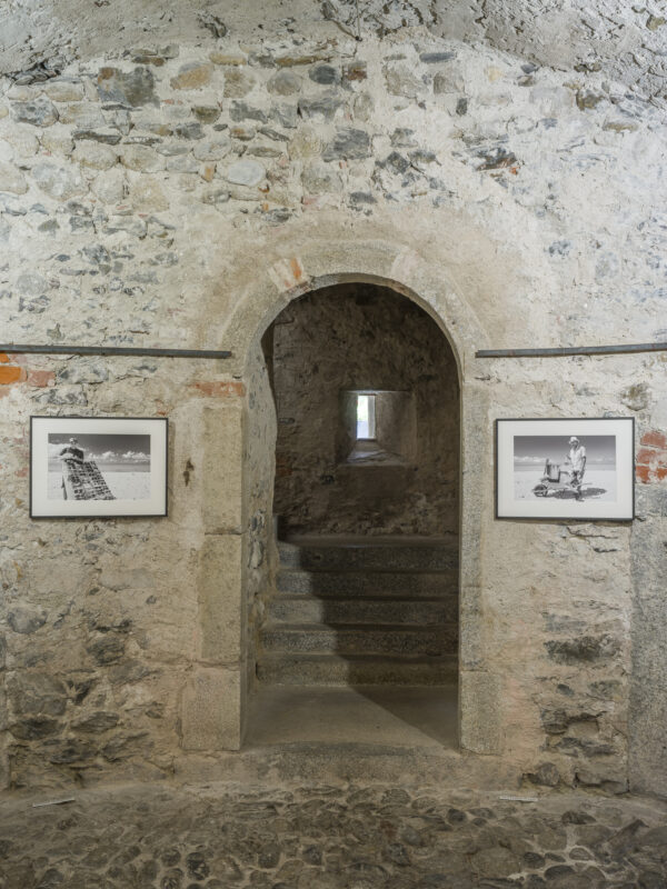 Otmar Seehauser, aus der Serie „Gestrandet“, 2023, Ausstellungsansicht „Relationes“, Kloster Neustift / Abbazia di Novacella, Vahrn / Varna, 2026, Foto: Tiberio Sorvillo