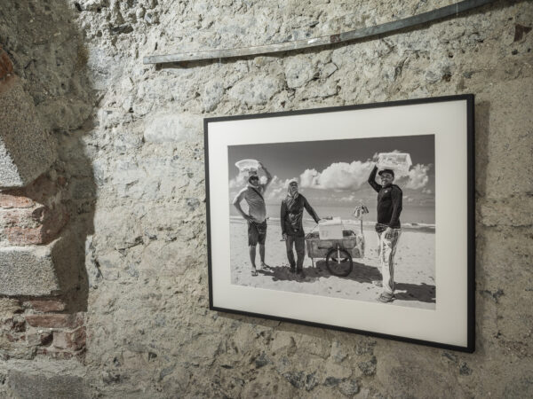 Otmar Seehauser, aus der Serie „Gestrandet“, 2023, Ausstellungsansicht „Relationes“, Kloster Neustift / Abbazia di Novacella, Vahrn / Varna, 2026, Foto: Tiberio Sorvillo