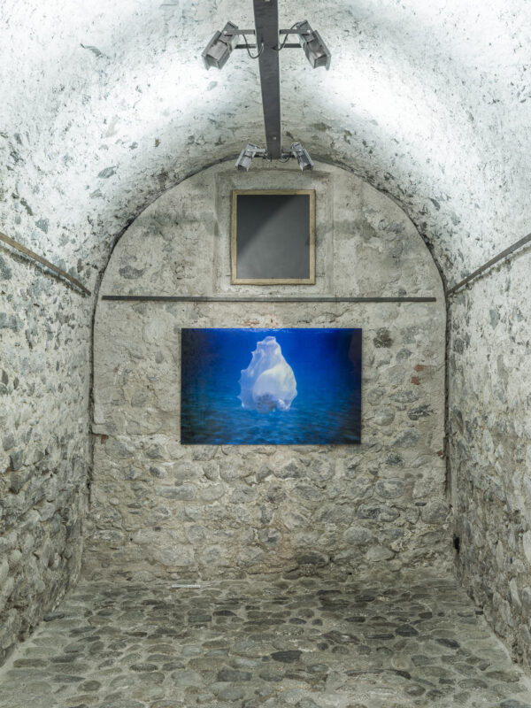 Marko Zink, aus der Serie "Schwimmer", 2012, Ausstellungsansicht „Relationes“, Kloster Neustift / Abbazia di Novacella, Vahrn / Varna, 2026, Foto: Tiberio Sorvillo