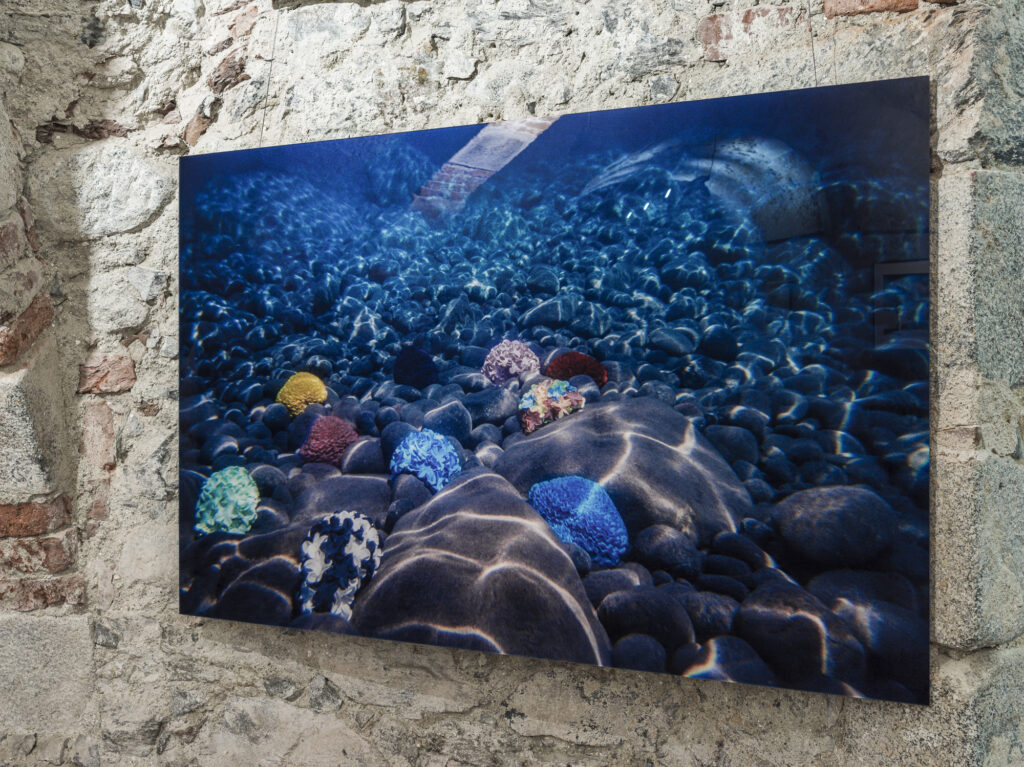 Marko Zink, aus der Serie "Schwimmer", 2012, Ausstellungsansicht „Relationes“, Kloster Neustift / Abbazia di Novacella, Vahrn / Varna, 2026, Foto: Tiberio Sorvillo