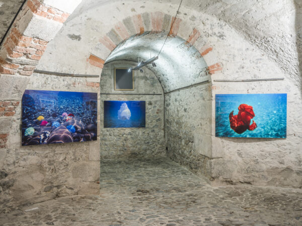 Marko Zink, aus der Serie "Schwimmer", 2012, Ausstellungsansicht „Relationes“, Kloster Neustift / Abbazia di Novacella, Vahrn / Varna, 2026, Foto: Tiberio Sorvillo