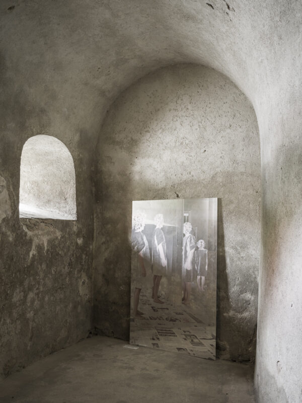 Heinz Innerhofer & Christina Auer, Flu(ch)t, 2019, Ausstellungsansicht „Relationes“, Kloster Neustift / Abbazia di Novacella, Vahrn / Varna, 2026, Foto: Tiberio Sorvillo