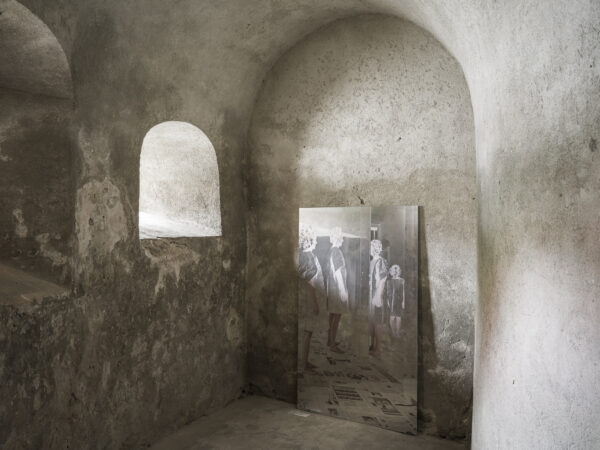 Heinz Innerhofer & Christina Auer, Flu(ch)t, 2019, Ausstellungsansicht „Relationes“, Kloster Neustift / Abbazia di Novacella, Vahrn / Varna, 2026, Foto: Tiberio Sorvillo