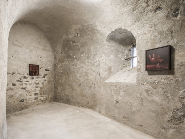 Anuschka Prossliner, Ein Moment mit langem Leben, 2019/2020, Ausstellungsansicht „Relationes“, Kloster Neustift / Abbazia di Novacella, Vahrn / Varna, 2026, Foto: Tiberio Sorvillo