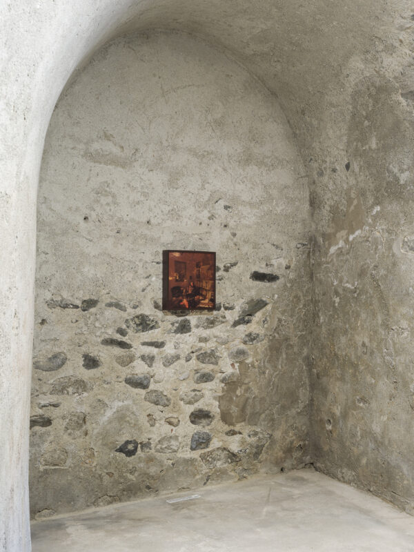 Anuschka Prossliner, Ein Moment mit langem Leben, 2019, Ausstellungsansicht „Relationes“, Kloster Neustift / Abbazia di Novacella, Vahrn / Varna, 2026, Foto: Tiberio Sorvillo