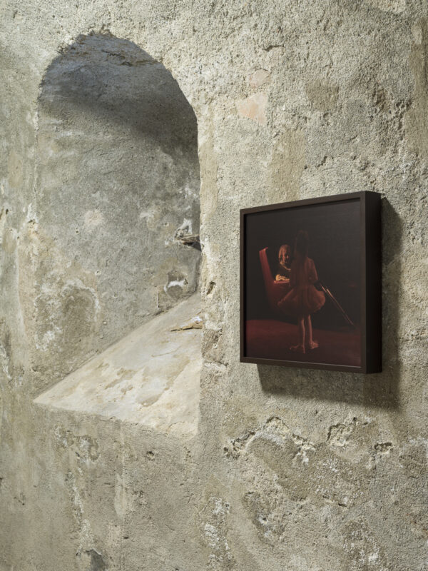 Anuschka Prossliner, Ein Moment mit langem Leben, 2020, Ausstellungsansicht „Relationes“, Kloster Neustift / Abbazia di Novacella, Vahrn / Varna, 2026, Foto: Tiberio Sorvillo