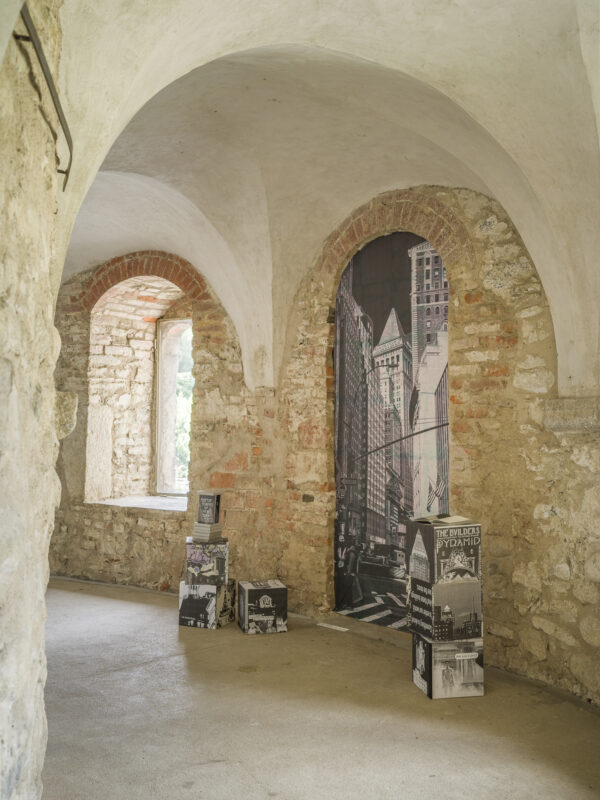 Karin Ferrari, Rooftop Temples of New York City, 2020, Ausstellungsansicht „Relationes“, Kloster Neustift / Abbazia di Novacella, Vahrn / Varna, 2026, Foto: Tiberio Sorvillo