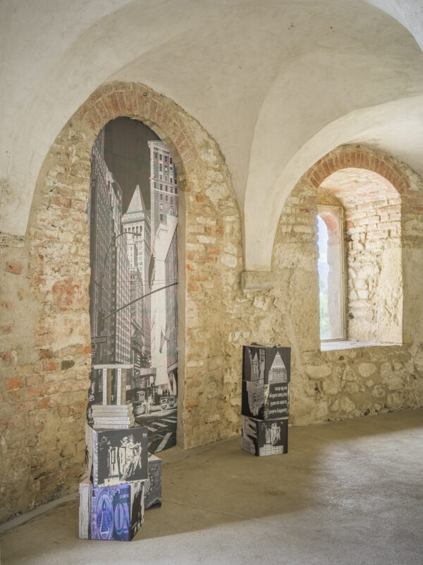 Karin Ferrari, Rooftop Temples of New York City, 2020, Ausstellungsansicht „Relationes“, Kloster Neustift / Abbazia di Novacella, Vahrn / Varna, 2026, Foto: Tiberio Sorvillo