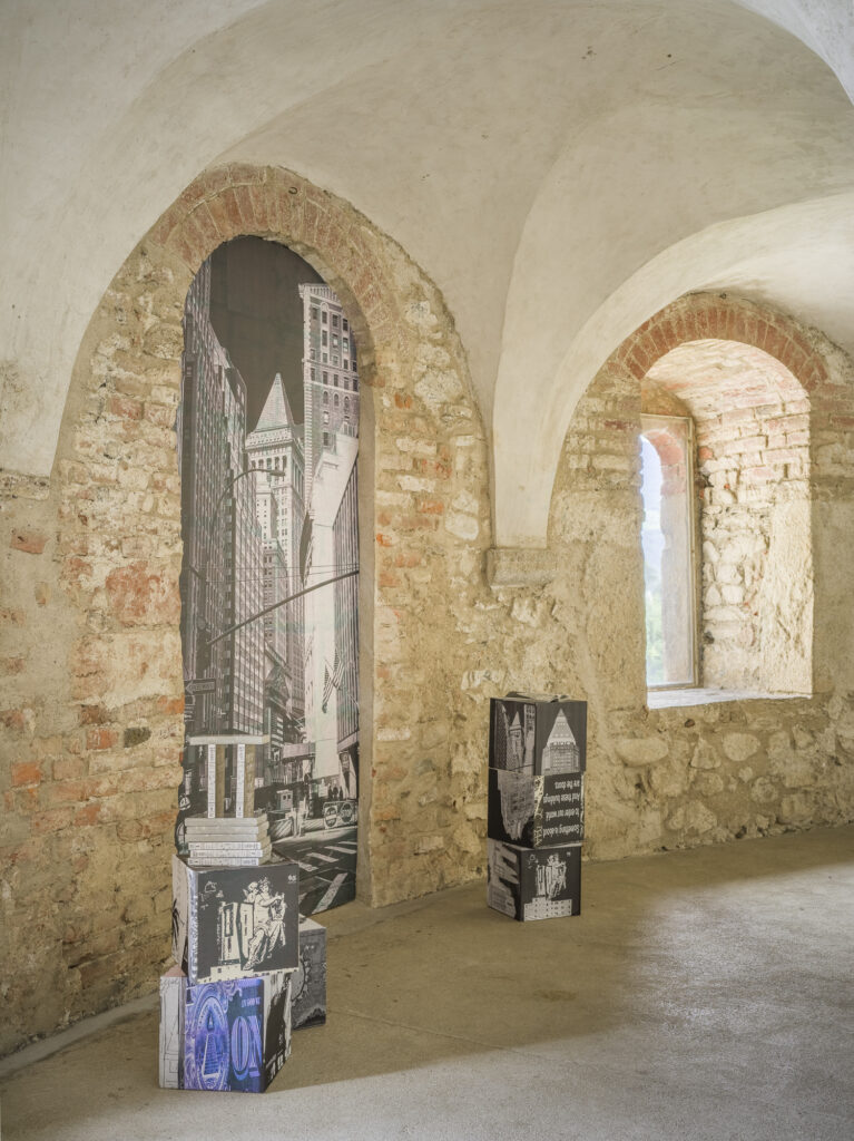 Karin Ferrari, Rooftop Temples of New York City, 2020, Ausstellungsansicht „Relationes“, Kloster Neustift / Abbazia di Novacella, Vahrn / Varna, 2026, Foto: Tiberio Sorvillo