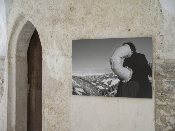 Anna Anvidalfarei, Die paranoide Landschaft, 2022, Ausstellungsansicht „Relationes“, Kloster Neustift / Abbazia di Novacella, Vahrn / Varna, 2026, Foto: Tiberio Sorvillo