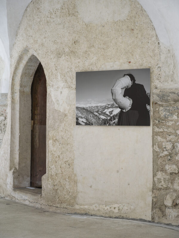 Anna Anvidalfarei, Die paranoide Landschaft, 2022, Ausstellungsansicht „Relationes“, Kloster Neustift / Abbazia di Novacella, Vahrn / Varna, 2026, Foto: Tiberio Sorvillo