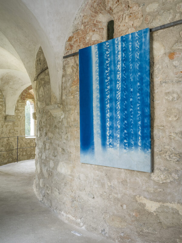 Karin Schmuck, aus der Serie „Curtains“, 2024–ongoing, Ausstellungsansicht „Relationes“, Kloster Neustift / Abbazia di Novacella, Vahrn / Varna, 2026, Foto: Tiberio Sorvillo