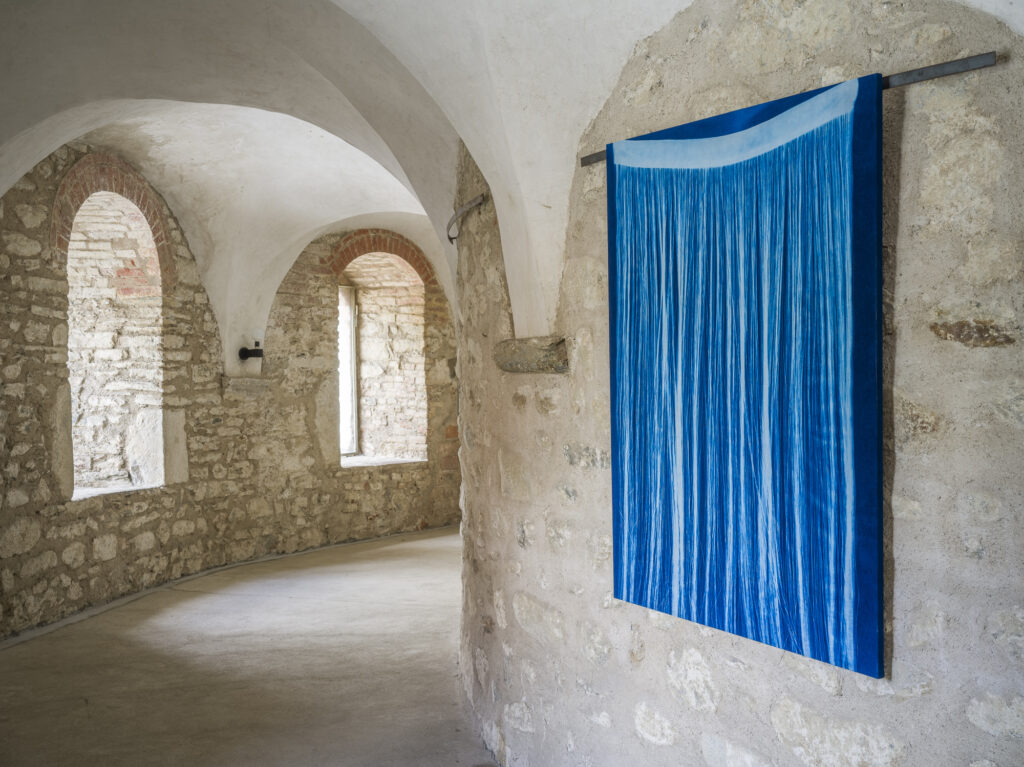 Karin Schmuck, aus der Serie „Curtains“, 2024–ongoing, Ausstellungsansicht „Relationes“, Kloster Neustift / Abbazia di Novacella, Vahrn / Varna, 2026, Foto: Tiberio Sorvillo