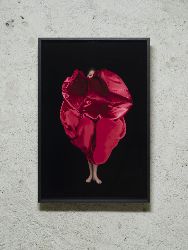 Sissa Micheli, The Folds of the Soul VI – Kahlo's Heart, 2024, Ausstellungsansicht „Relationes“, Kloster Neustift / Abbazia di Novacella, Vahrn / Varna, 2026, Foto: Tiberio Sorvillo