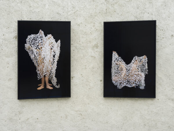 Sissa Micheli, aus der Serie "Fragile Moments", 2023, Ausstellungsansicht „Relationes“, Kloster Neustift / Abbazia di Novacella, Vahrn / Varna, 2026, Foto: Tiberio Sorvillo