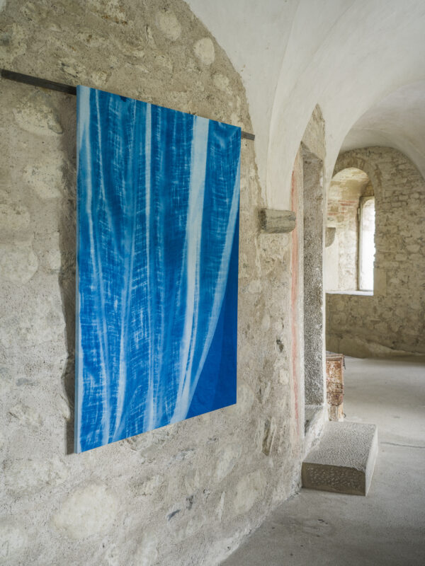 Karin Schmuck, aus der Serie „Curtains“, 2024–ongoing, Ausstellungsansicht „Relationes“, Kloster Neustift / Abbazia di Novacella, Vahrn / Varna, 2026, Foto: Tiberio Sorvillo