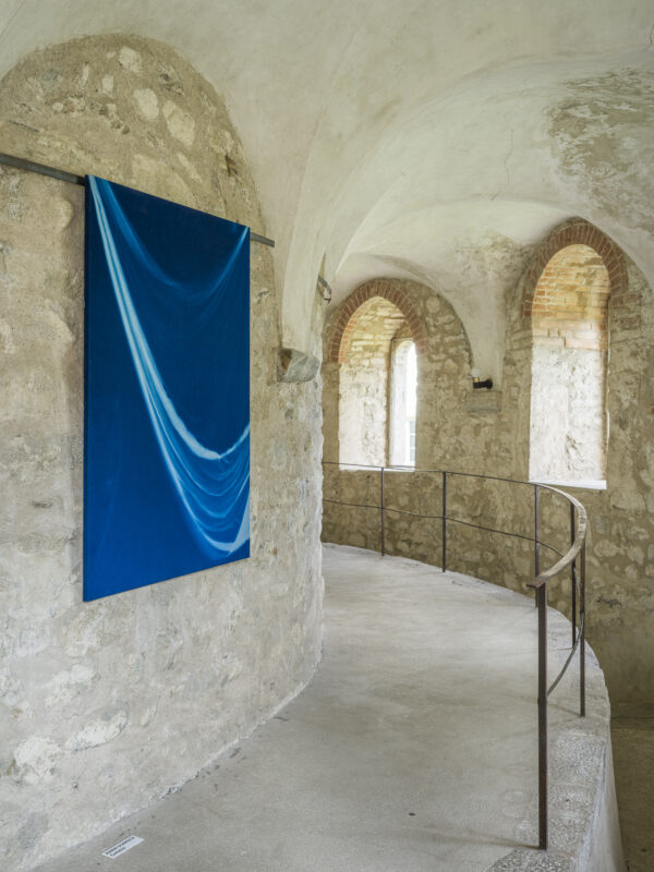 Karin Schmuck, aus der Serie „Curtains“, 2024–ongoing, Ausstellungsansicht „Relationes“, Kloster Neustift / Abbazia di Novacella, Vahrn / Varna, 2026, Foto: Tiberio Sorvillo